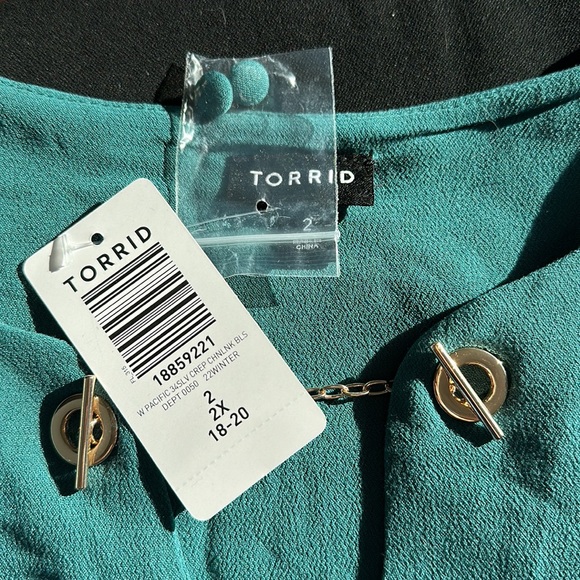 New Unworn with Tags - Torrid Crepe Chain Blouse - Picture 9 of 10